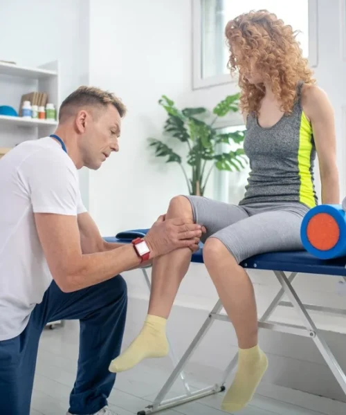 physiotherapist-knee-exam